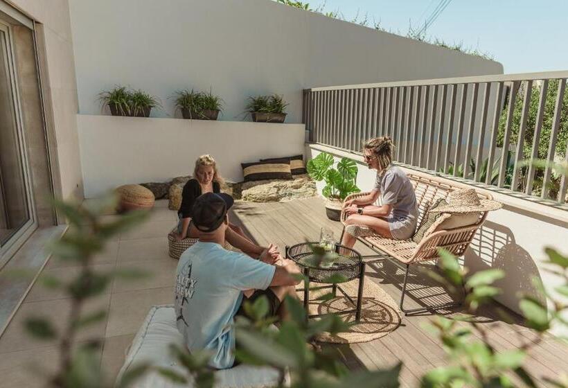 هاستل The Salty Pelican Yoga & Surf Retreat