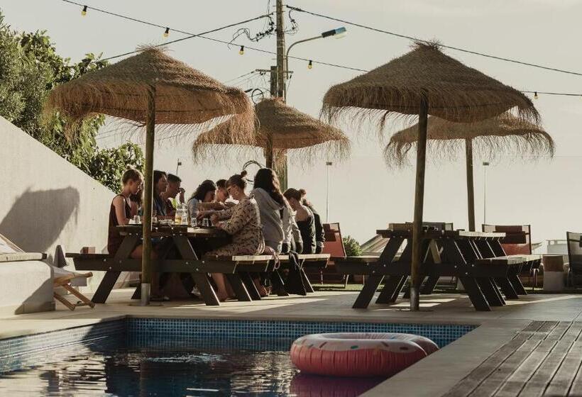 هاستل The Salty Pelican Yoga & Surf Retreat