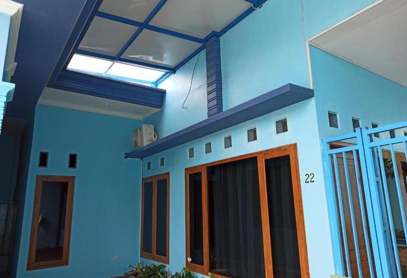 Отель Oyo 3183 Kost Putri Biru Siguragura