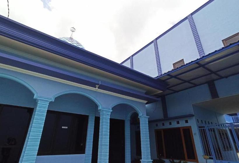 Отель Oyo 3183 Kost Putri Biru Siguragura