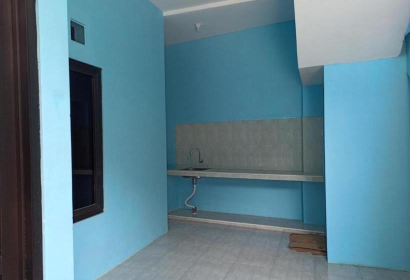 Отель Oyo 3183 Kost Putri Biru Siguragura