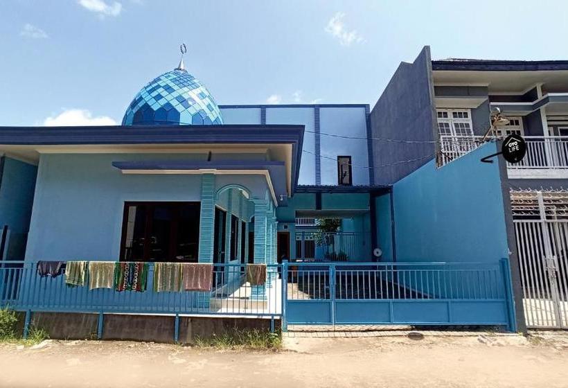 Отель Oyo 3183 Kost Putri Biru Siguragura