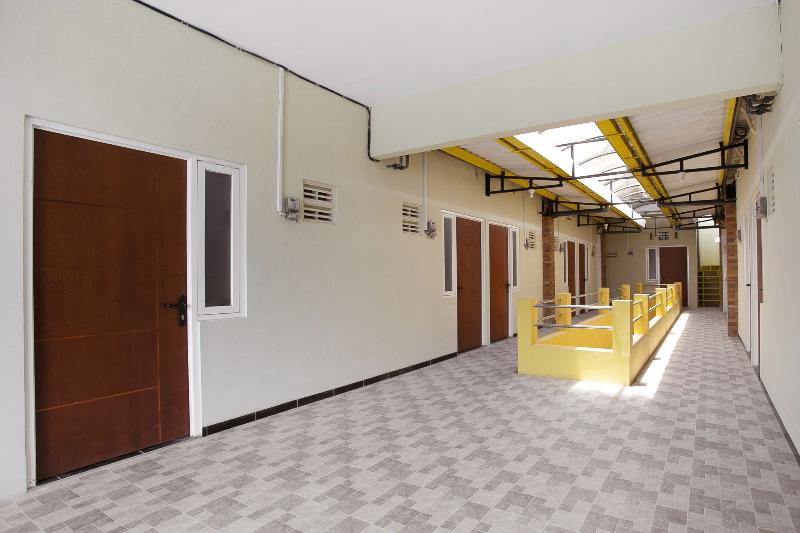 ホテル Reddoorz Near Puri Anjasmoro Area Semarang