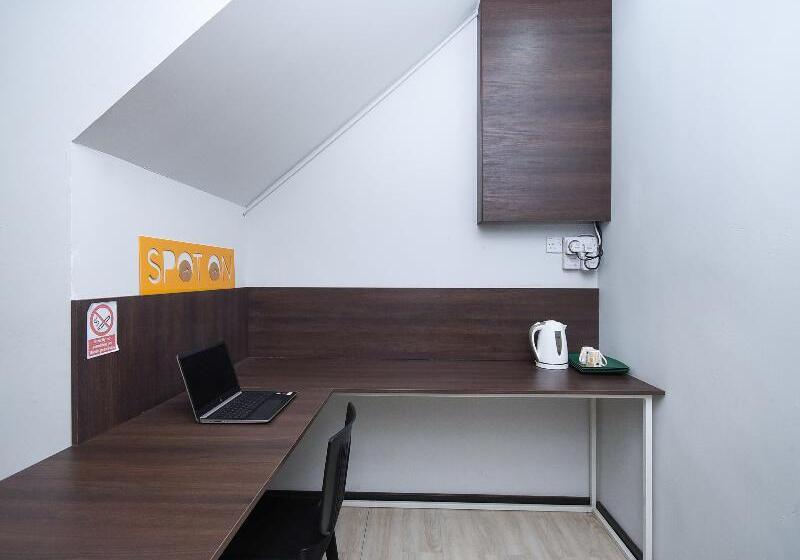 فندق Spot On 89838 Lm Residence