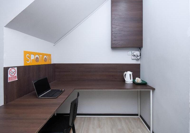 فندق Spot On 89838 Lm Residence