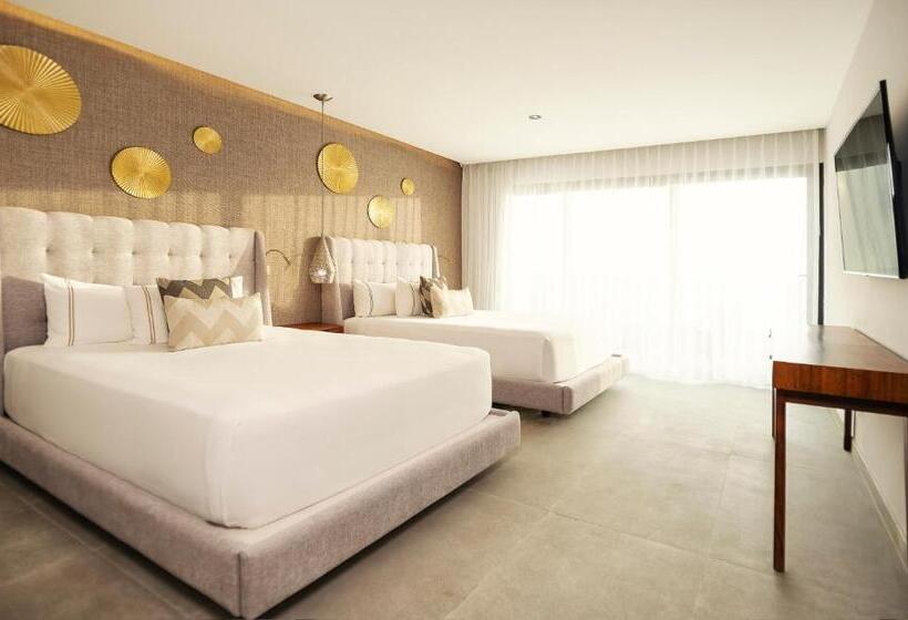 Отель The Fives Oceanfront