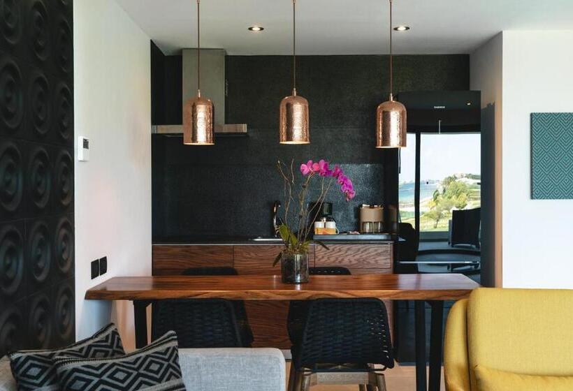 Отель The Fives Oceanfront