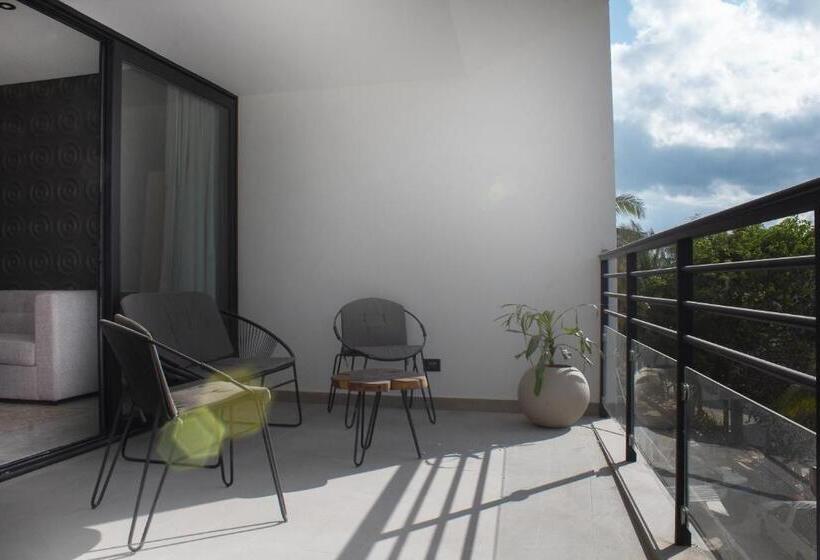 Отель The Fives Oceanfront