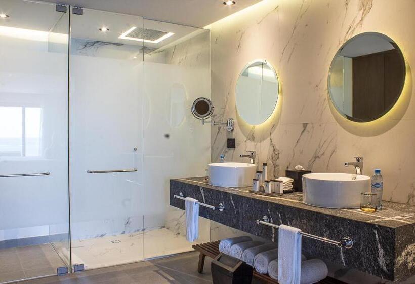 Отель The Fives Oceanfront