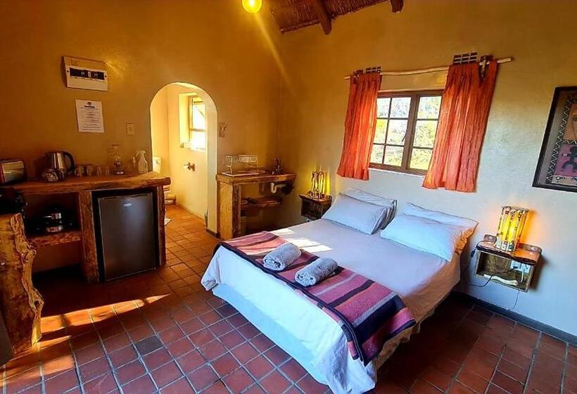 فندق صغير Away With The Fairies Nature Lodge And Backpackers