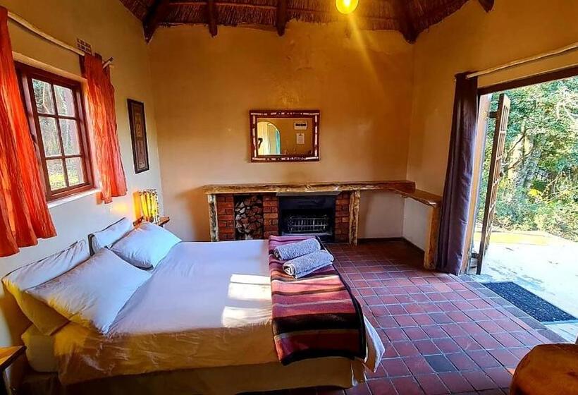 فندق صغير Away With The Fairies Nature Lodge And Backpackers