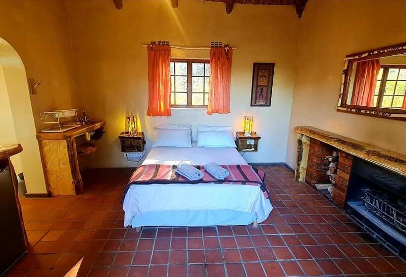 فندق صغير Away With The Fairies Nature Lodge And Backpackers