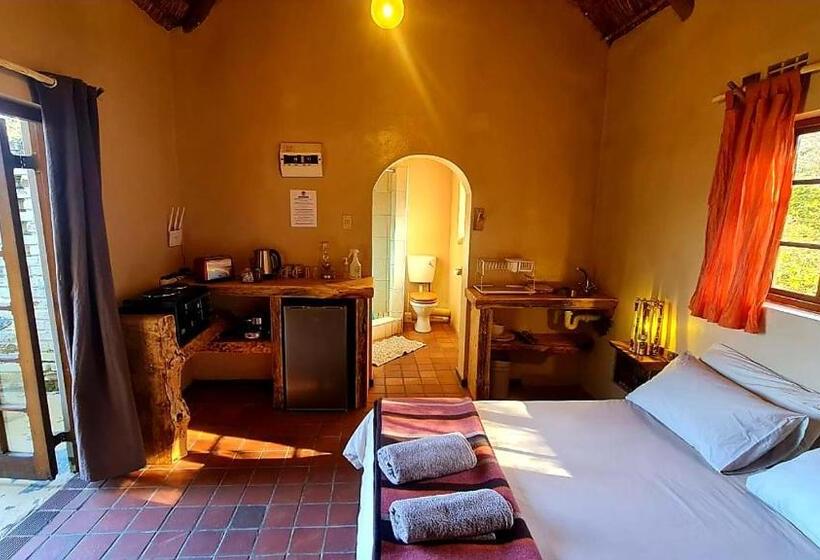 فندق صغير Away With The Fairies Nature Lodge And Backpackers