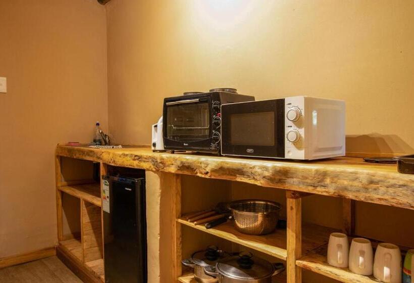 فندق صغير Away With The Fairies Nature Lodge And Backpackers