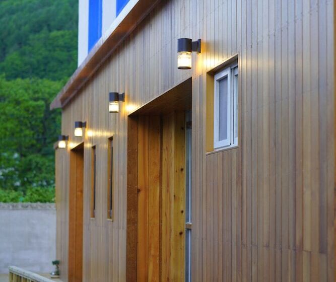 Bluemoon Guest House   Hostel