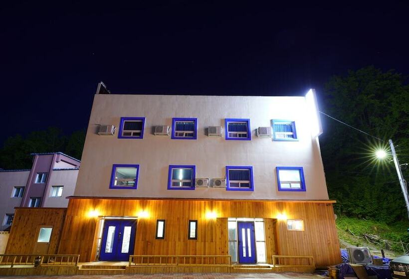 Bluemoon Guest House   Hostel
