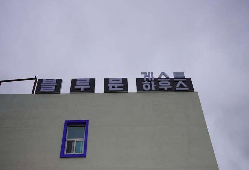 Bluemoon Guest House   Hostel