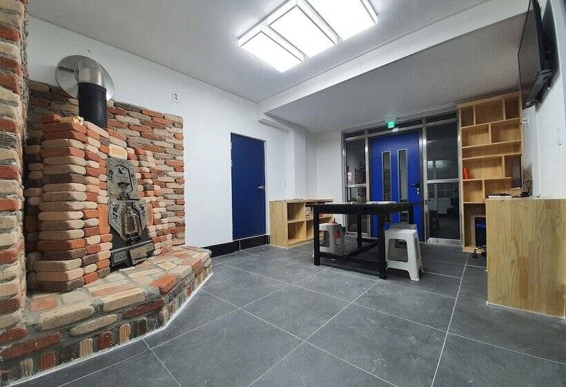 Bluemoon Guest House   Hostel