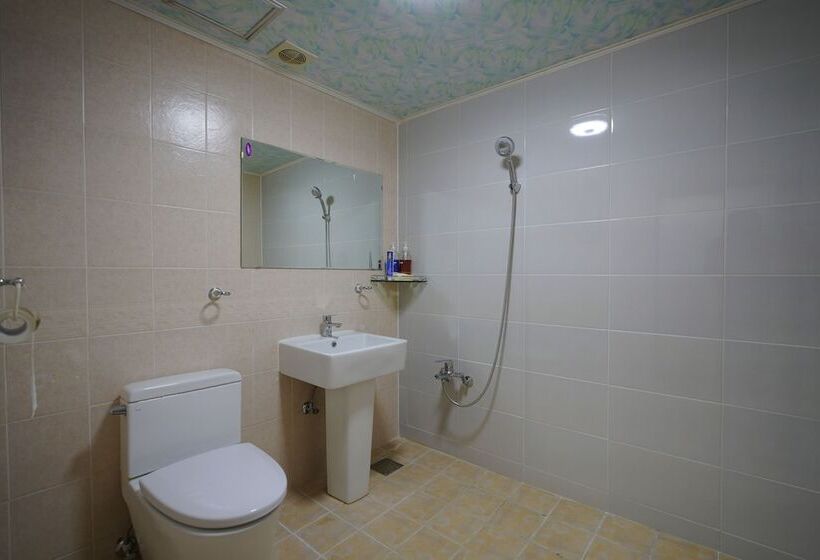 Bluemoon Guest House   Hostel