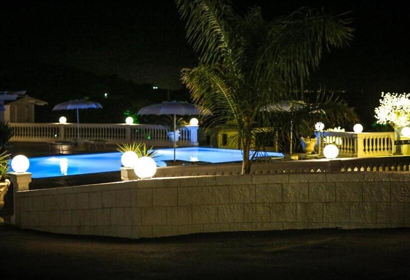 تختخواب و صبحانه Villa La Perla