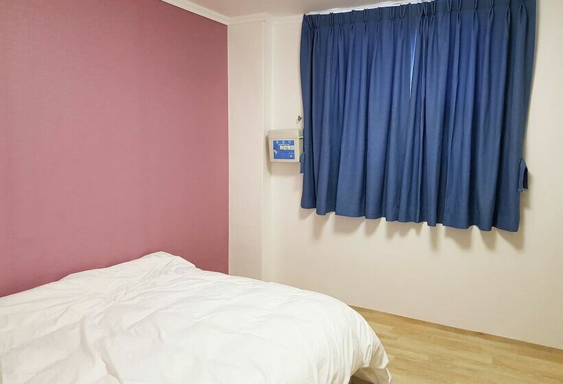 Bluemoon Guest House   Hostel