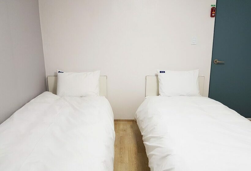 Bluemoon Guest House   Hostel