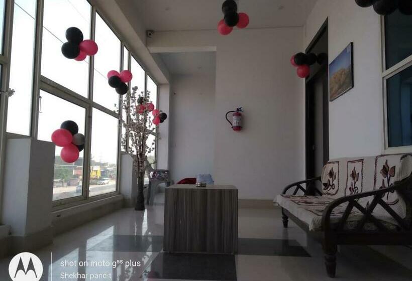 فندق Highway Inn