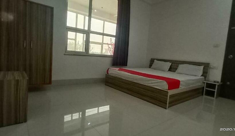 فندق Highway Inn