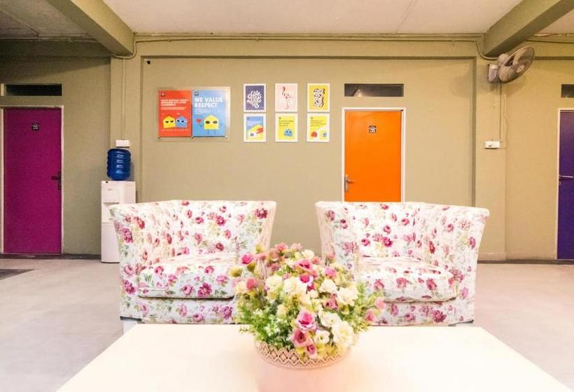 ホテル Oyo Life 2096 Ginka