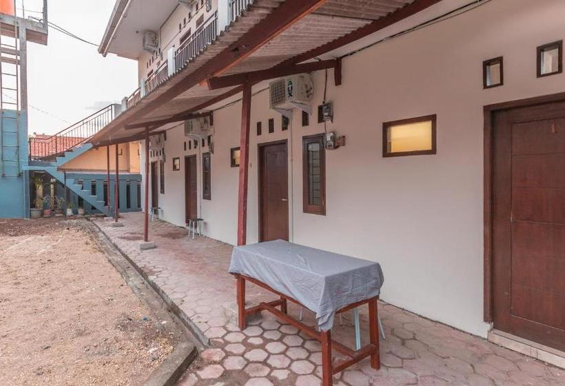 Отель Oyo Life 2424 Kost Luqman 2