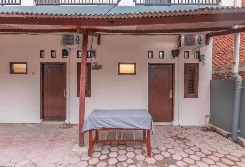 Отель Oyo Life 2424 Kost Luqman 2