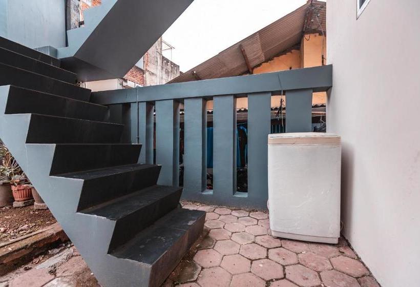 Отель Oyo Life 2424 Kost Luqman 2