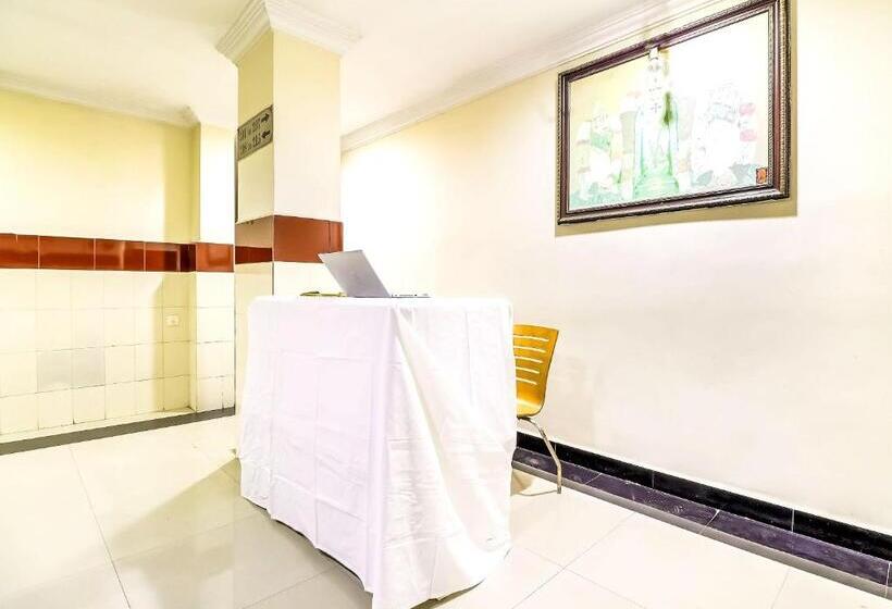 호텔 Spot On Srinivasa Residency