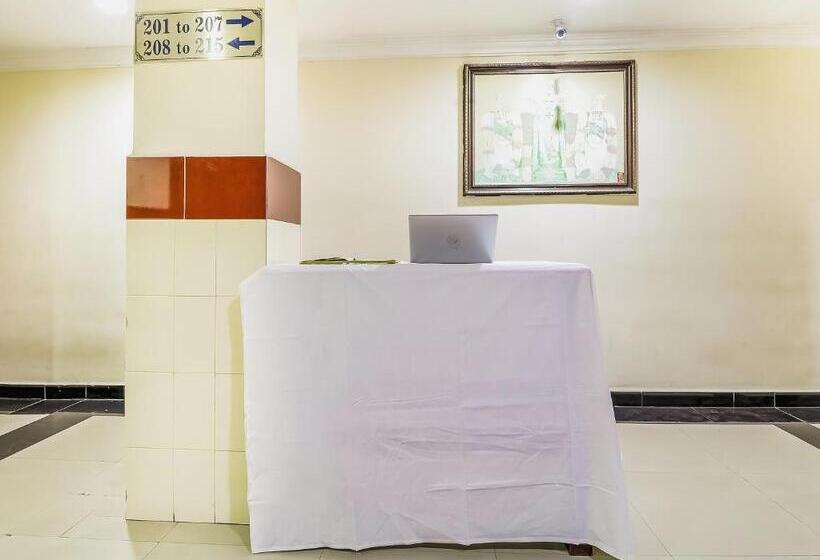 호텔 Spot On Srinivasa Residency