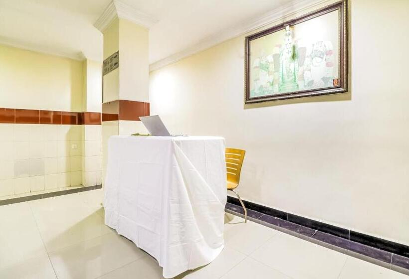 호텔 Spot On Srinivasa Residency