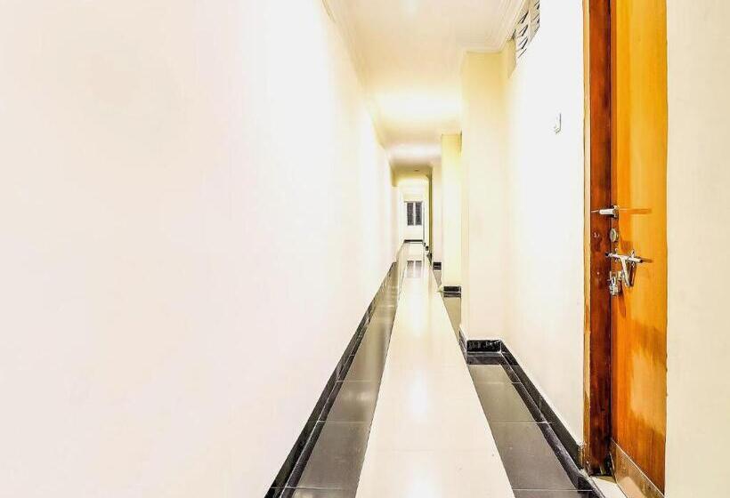 호텔 Spot On Srinivasa Residency