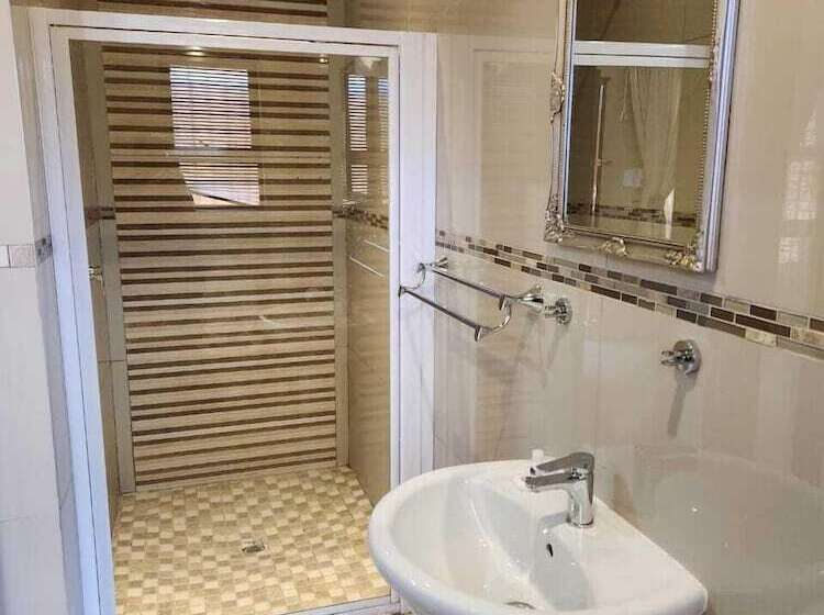 膳宿费 Suits Guest House & Bar