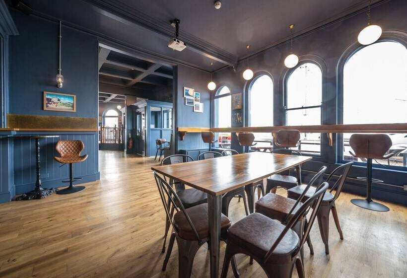 The Veteran Hotel & Bar