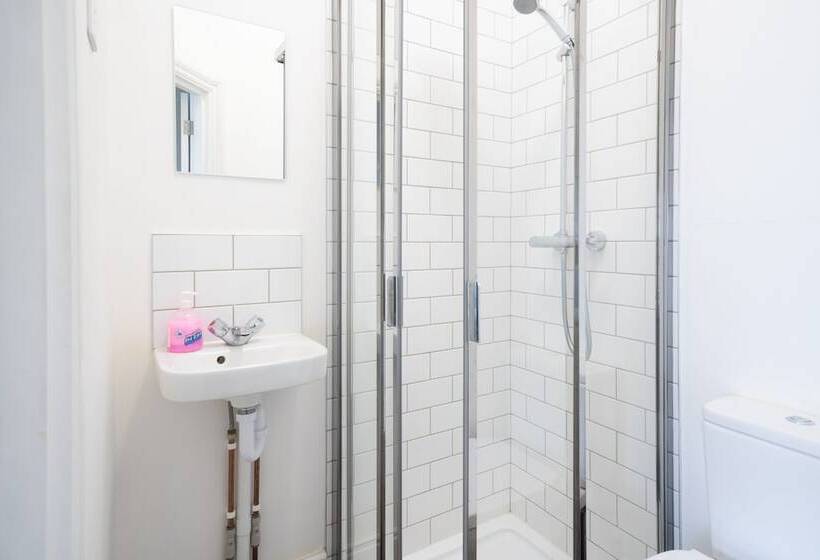 The Veteran Hotel & Bar