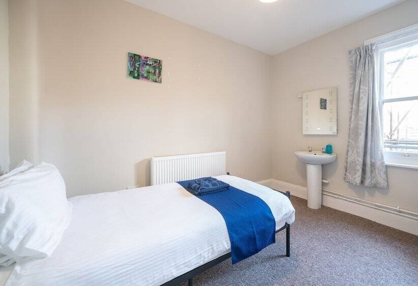 The Veteran Hotel & Bar