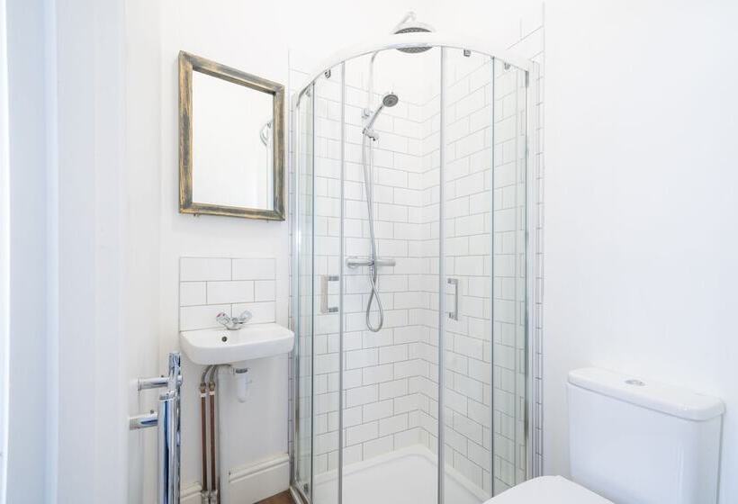 The Veteran Hotel & Bar