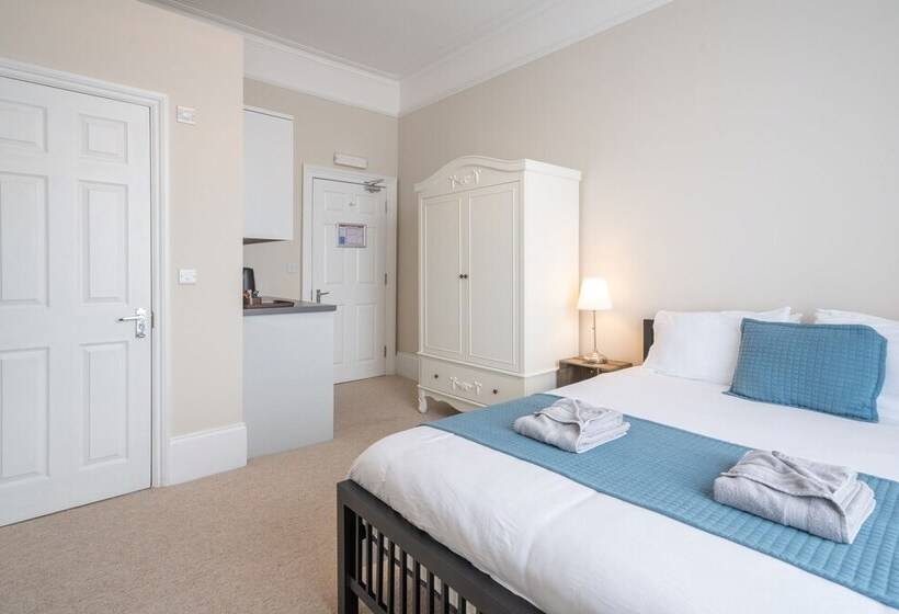 The Veteran Hotel & Bar