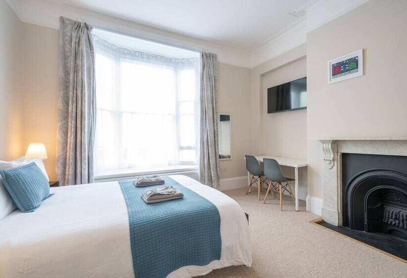 The Veteran Hotel & Bar