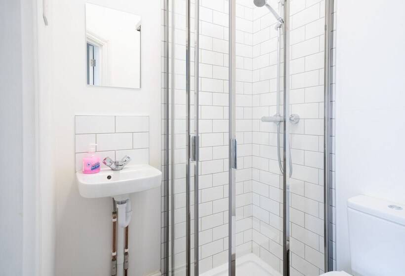 The Veteran Hotel & Bar