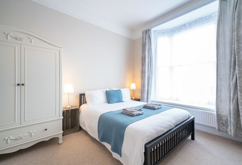 The Veteran Hotel & Bar