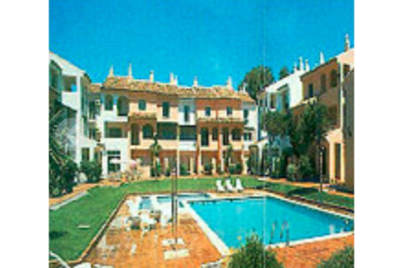 Apartamentos Playa Chica Beach Club