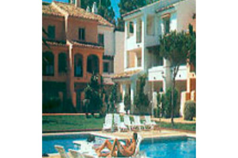 Apartamentos Playa Chica Beach Club