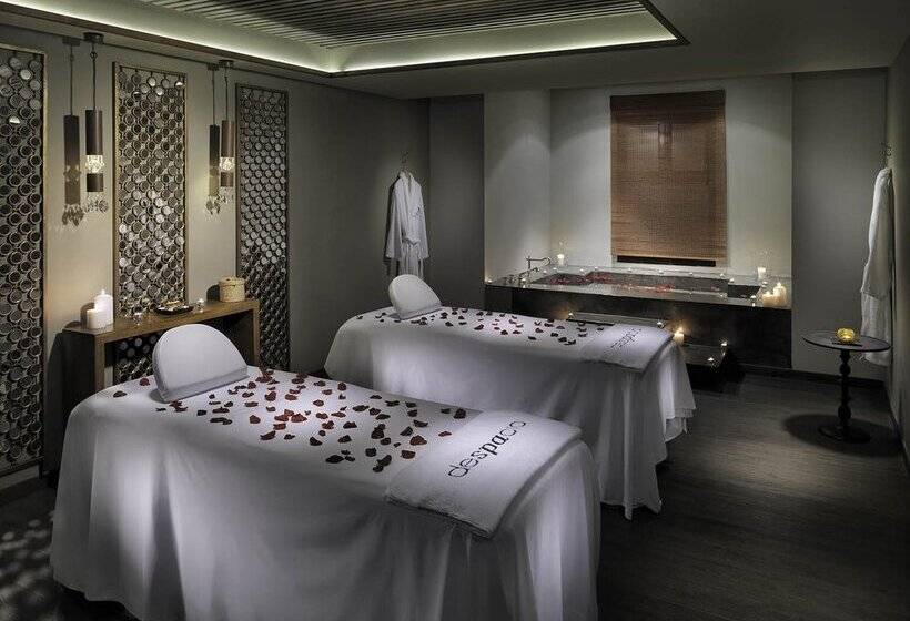 Отель H10 White Suites