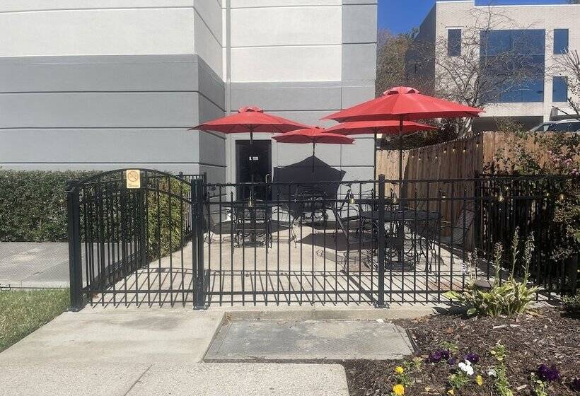 Brentwood Suites, Ascend Hotel Collection