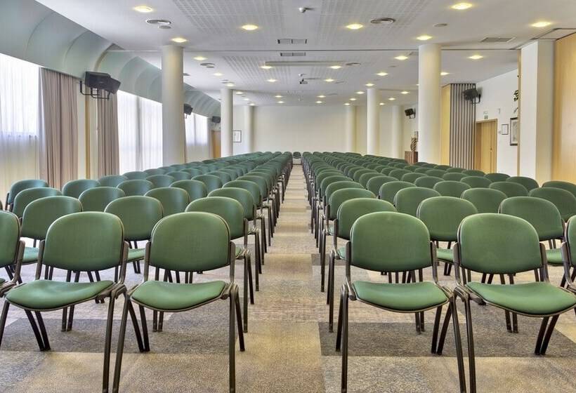 Отель Cinquentenario & Conference Center